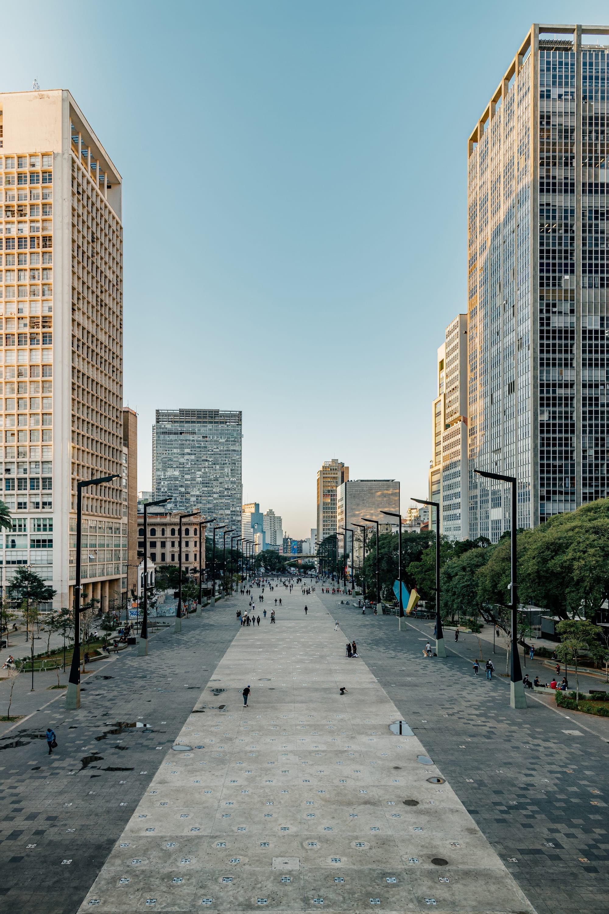 Avenida Paulista vista em perspectiva, com torres nas duas laterais e a avenida vazia
