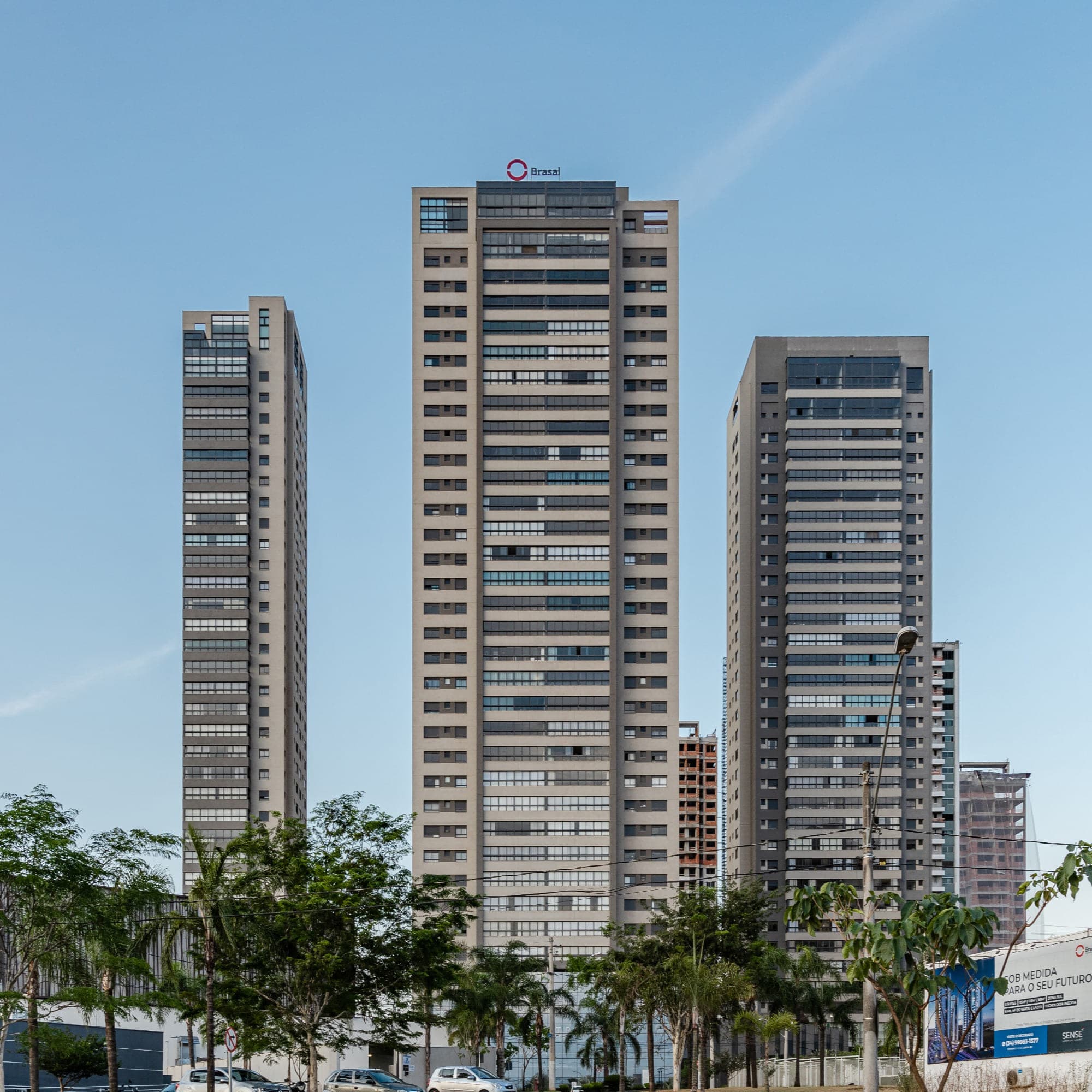 Torres residenciais vistas de cima com o parque e a cidade ao redor